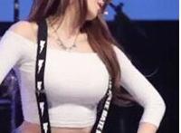 小学女生穿裙子走光：小背心内衣，小学女生小背心凸点