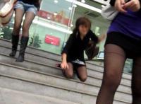 穿裙子上楼梯走光内涵图片：美女穿短裤恶心图片