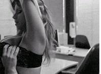 男朋友掀起了我的裙子内涵图片：男朋友喝了我的尿