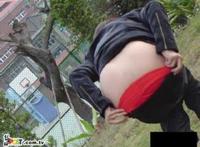 女人公共场所小便内涵图片：被尿憋急了的美女们