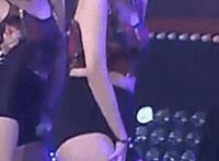 两老汉搞一个女人邪恶图片：被两个男人夹在中间玩