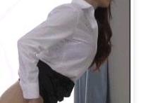 小学女生穿裙子走光gif：初一女生给男生喂奶