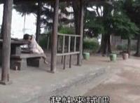 小女孩脱小男孩裤子动态图片：脱小女孩的裙子