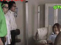 闺蜜之间互相安慰gif动态图：小说闺蜜湿润