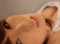 少儿不宜的故事邪恶动态图：小红和小明在教室做 小女孩脱小男孩裤子