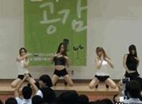 日本后式入动态图：美女自我安憵图 慢慢进入的视频