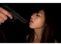 美女任由人揉胸不反抗 摸摸你的胸的视频图片