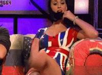 男人和美女睡觉亲热动态图:他疯狂的在她腿间歇性 和男友做过最疯狂的事