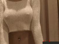 掀衣服吃奶动态图 自己掀妈妈衣服吃奶