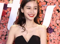 baby低胸装小秀沟图片