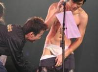 周杰伦脱裤子图片