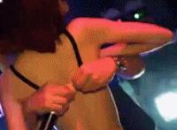 邪恶动态图片漫画版：邪恶漫画憋尿的少妇  mm被虐穿泳装憋尿