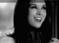 美女浴衣肩带脱落动态图：无肩带内衣脱落波罩动态图