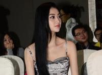 女主播肩带脱落图片 女主播不慎内衣脱落