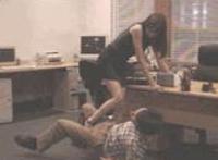 捡丝吧内涵图片：垃圾桶捡到一堆丝袜