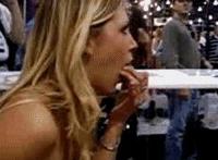 男孩欺负女孩的故事邪恶动态图：女生打赌输任人摆布