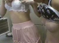 女小偷遭保安搜身图 保安强迫女小偷露胸