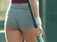 两个男生共享一个女生xxoo动态图：两个男孩服侍一个女孩