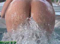 一群禽兽玩一个女人宅男撸管动态图：撸管专用妹子动态图