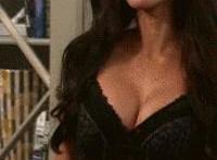 解开美女胸衣动态图：波多结衣色情图网综合图片