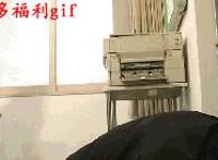 男朋友在教室摸下面 被男人摸遍全身视频动态图GIF：骑坐在男友腿上接吻