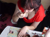 火车春光图：在列车厕所干乘务员 女子火车睡觉真大胆