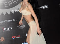 和女婿在厨房图片 和女婿在车上 女孩半遮奶街上任人摸动态图