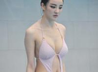 刘雨欣泳装凸点图片