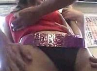 大巴卧铺上的咸猪手图片：咸猪手女子很享受实拍