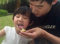 陆毅与两女儿合影