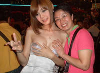 让男人心动的节日:传统摸奶节