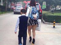 亲妈跟后爸在客厅 邪恶少女漫画动态图片女人用自魏棒爽吗图片