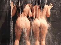 男人戳女人的弱点视频 宅男深夜福利GIF图： 男朋友伸手摸下面