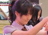 狂吻性感美女的脚：跪闻帅哥白袜脚 舔帅哥的臭袜子臭脚