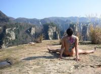 张家界男子悬崖全裸秀  张家界景区现裸体秀