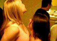 办公桌下吹强姧美女动态图片：在办公桌上挺身而入 早安咬系列小说