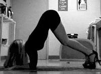 被强行占有囚禁的章节 很黄很暴力邪恶做爱动态图：男人和美女亲热亲嘴动态图片