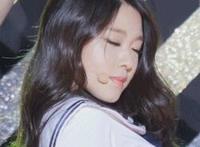 抱着老公吃奶图片：撩人的妹子gif