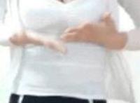 男友接吻时动手动脚 男朋友睡着了动手动脚：女人被男人吸奶动态图