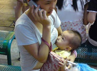 儿子扒妈妈的衣服喝奶图片欣赏 小孩扒妈妈衣服要喝奶