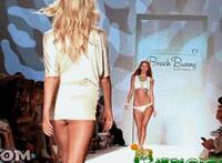 又粗又长的大肉棒操我：搞笑啦邪恶gif动态图：邪恶动态图出处