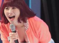 男孩欺负女孩的故事邪恶动态图：被扒裙憋尿的mm故事 打赌输了被带到密室玩