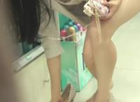 低胸真的不能在低了 女生弯腰捡东西图片：抓拍初一女生夏天弯腰