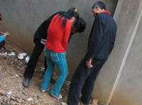 老人田间地头偷腥图画：老年人在树林的偷腥图 50元做一次失足妇女