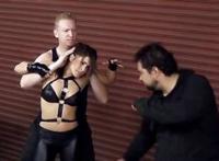 女战士被击中要害 女战士战败的下场：女战士被掉起来打要害图片