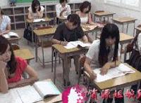 真人美女带避孕套过程图：爆乳美女被揉胸动态图