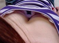 中学女生弯腰看胸图：抓拍女生夏天弯腰图片 