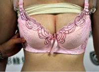 低领弯腰百度图片：初中女生举手时露胸罩 同学弯腰