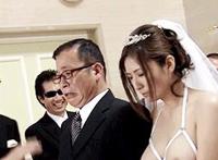 我被同学强吻的故事动态图：我被同桌按在桌上强吻 我被男友在床上强吻