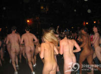 哈佛裸奔女生正面照 凌晨裸奔致青春图集